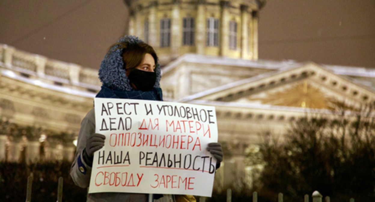 A solo picket in support of Zarema Musayeva, held by a St. Petersburg activist on Nevsky Prospekt near the Kazan Cathedral on the evening of January 31. Photo: https://www.zaks.ru/new/archive/view/222274 A solo picket in support of Zarema Musayeva, held by a St. Petersburg activist on Nevsky Prospekt near the Kazan Cathedral on the evening of January 31. Photo: https://www.zaks.ru/new/archive/view/222274