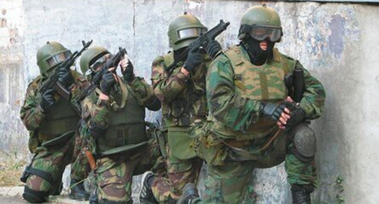 Law enforcers during the CTO. Photo by "Zvezda", a TV network run by the Russian Ministry of Defence https://tvzvezda-ru.turbopages.org/tvzvezda.ru/s/news/202191071-RKefI.html