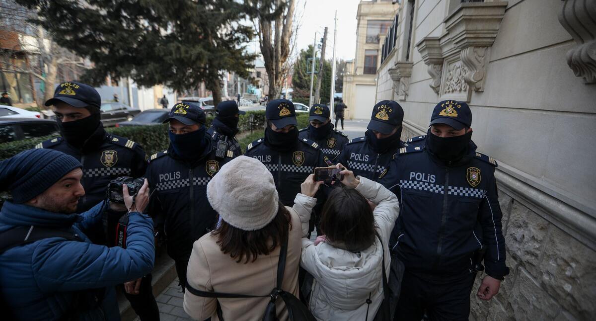 The police blocked the journalists' way to the Toplum TV office. Photo by Aziz Karimov for the "Caucasian Knot"